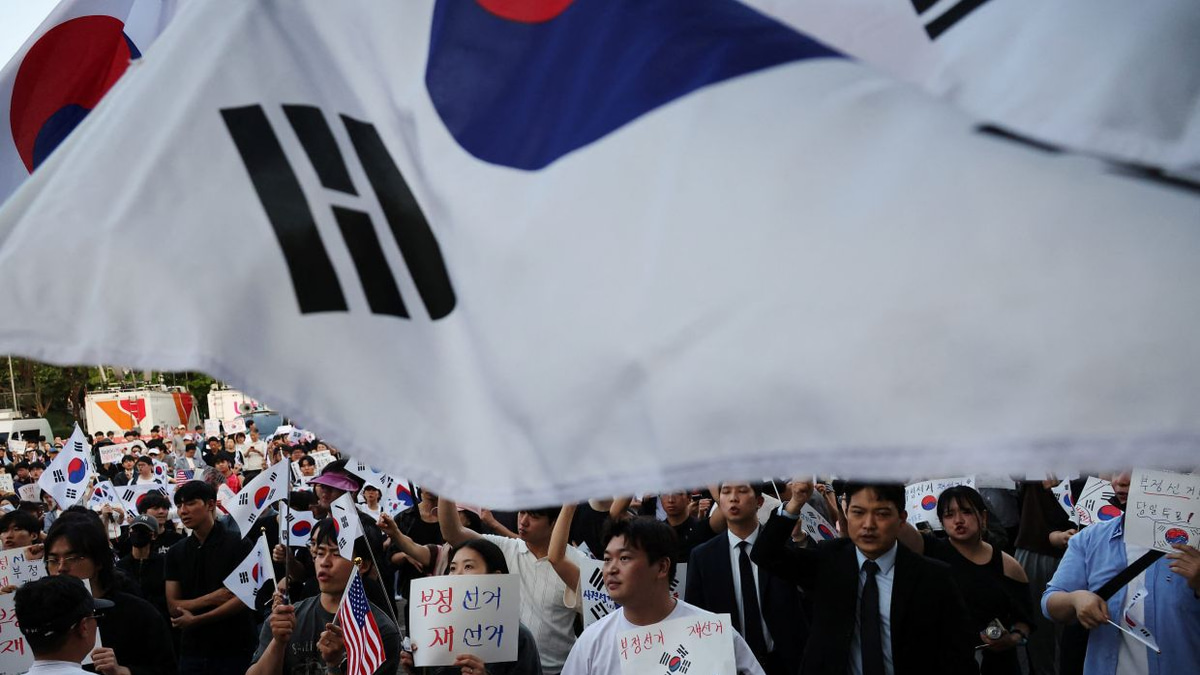 South Korea's President Lee Urges Restraint as Election Protests Escalate Over Ballot Shortages