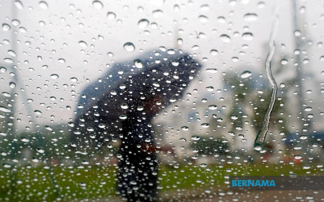 Heavy Rain and Thunderstorms to Batter East Coast and Borneo Until Evening