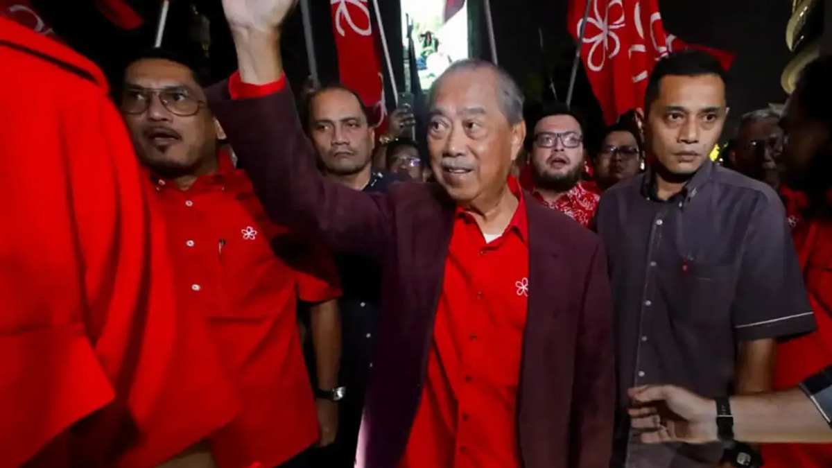 Muhyiddin Rallies Over 200 Supporters Ahead of Critical Bersatu Gathering