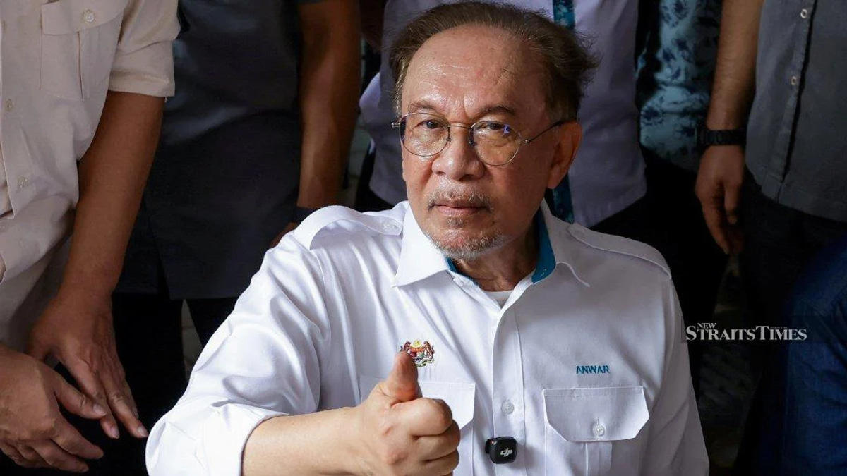 Anwar Ibrahim leads in latest popularity poll as Zahid Hamidi trails