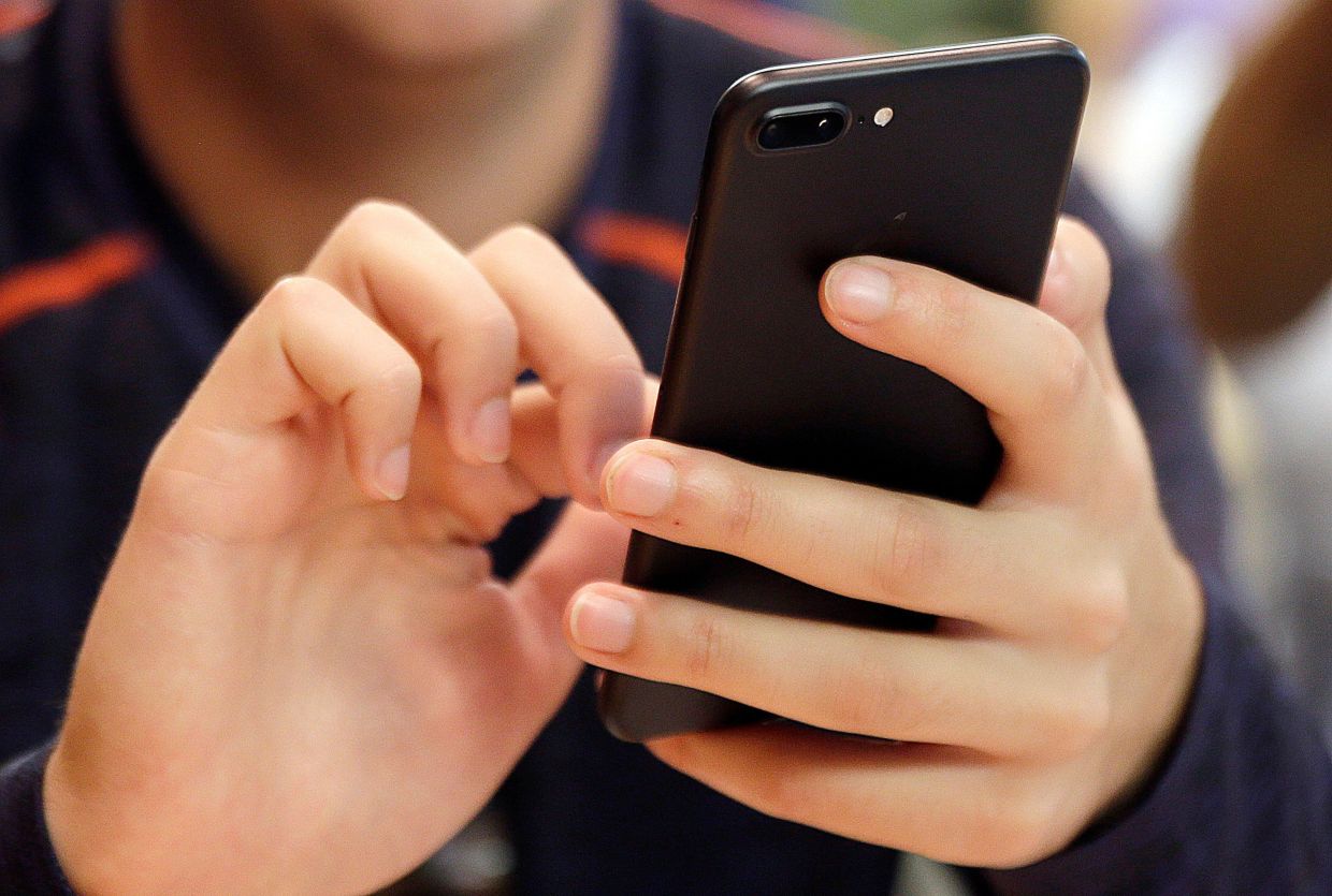 Digital strain on your thumbs: Malaysian experts offer practical relief strategies for heavy phone users