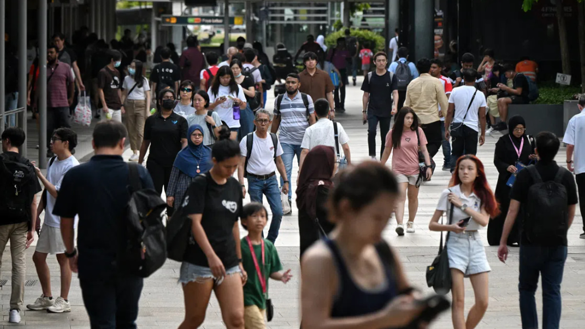 Singapore to Distribute S$400-S$600 Cash Payments to 2.4 Million Citizens from September