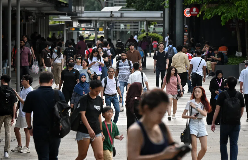 Singapore to Distribute S$400-S$600 Cash Payments to 2.4 Million Citizens from September