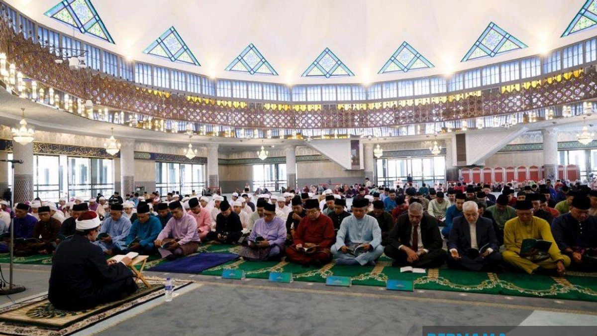 500 Gather for Tahlil Ceremony Honouring Malaysia's National Heroes Ahead of Warriors' Day