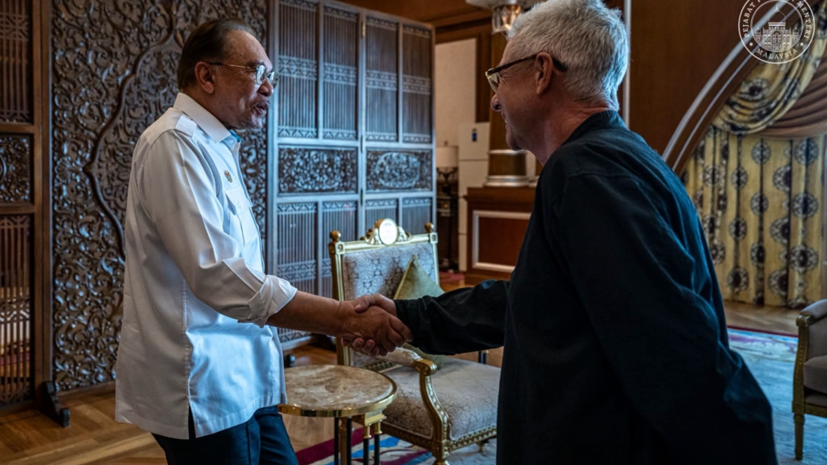 Anwar Ibrahim Discusses Formula 1 Return to Sepang with Singapore Grand Prix Chief