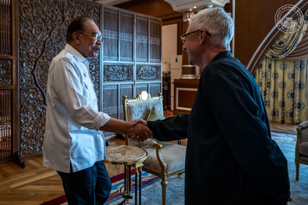 Anwar Ibrahim Discusses Formula 1 Return to Sepang with Singapore Grand Prix Chief