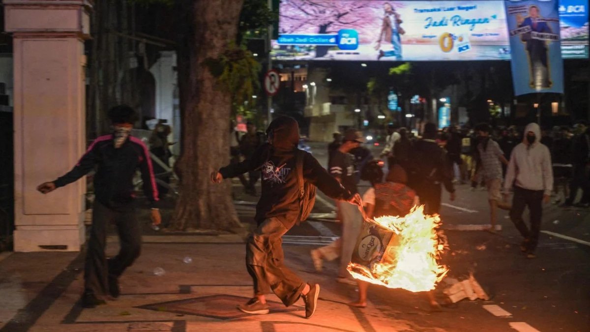 Indonesian Police Detain Scores in Anti-Government Demonstration