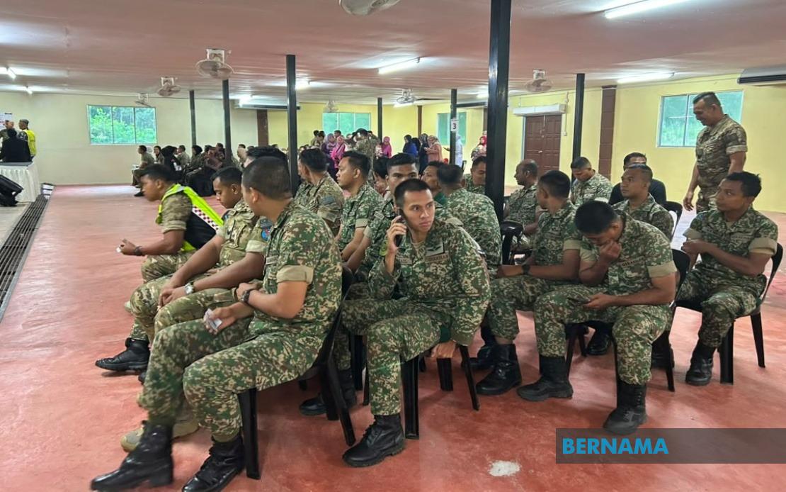 Saifuddin and Khaled Call on Johor Early Voters to Exercise Civic Responsibility
