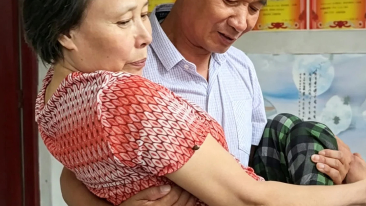 A quarter-century of devotion: How one Chinese man became his paraplegic wife's lifelong caregiver