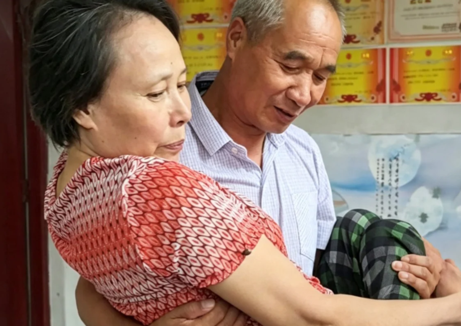 A quarter-century of devotion: How one Chinese man became his paraplegic wife's lifelong caregiver