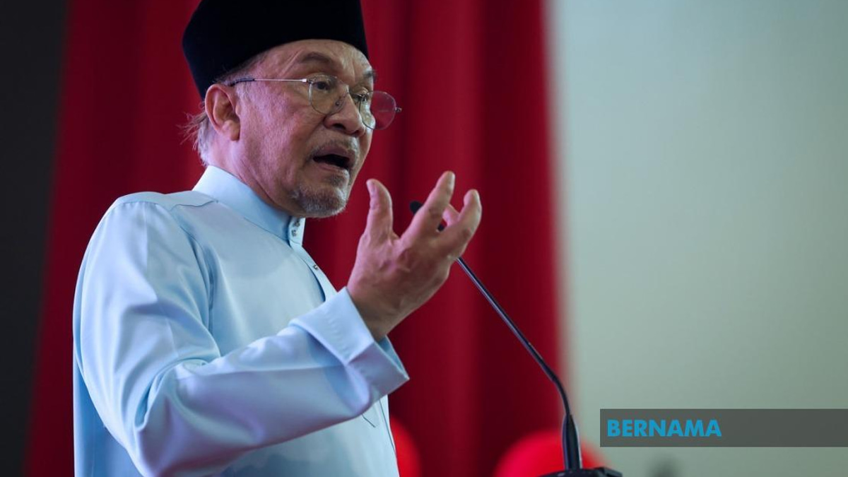 Anwar Orders Felda Inquiry Into £60m Hotel Sale at Loss