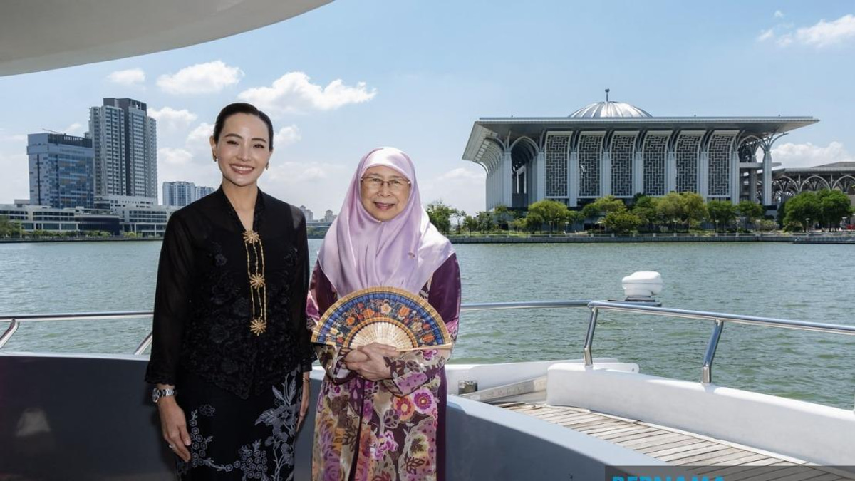 Thai PM's Wife Takes In Putrajaya's Landmarks On Lake Cruise