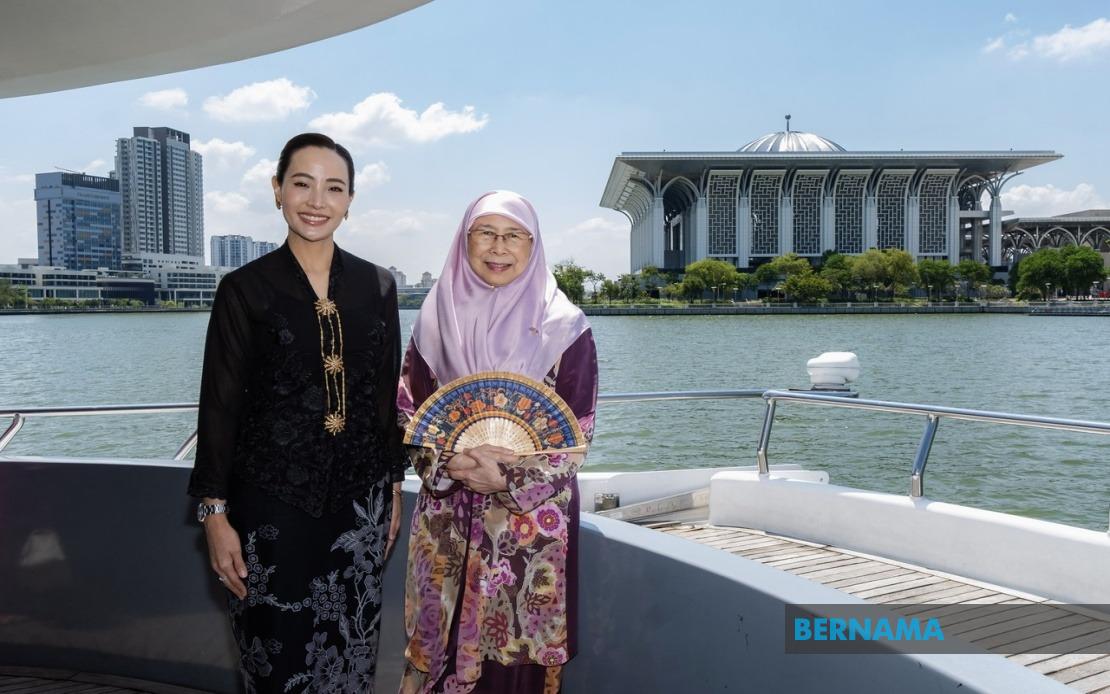 Thai PM's Wife Takes In Putrajaya's Landmarks On Lake Cruise