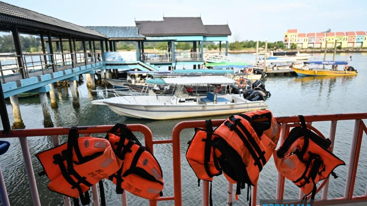 Life Jackets Must Be Worn Throughout Sea Trips, Says Terengganu Official After Boat Tragedy