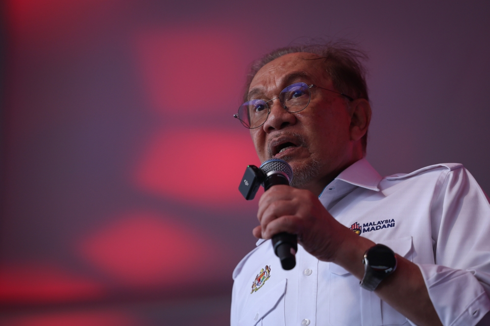 Anwar Criticises PN Over Tabung Haji Crisis as MPs Storm Out of Parliamentary Inquiry Debate