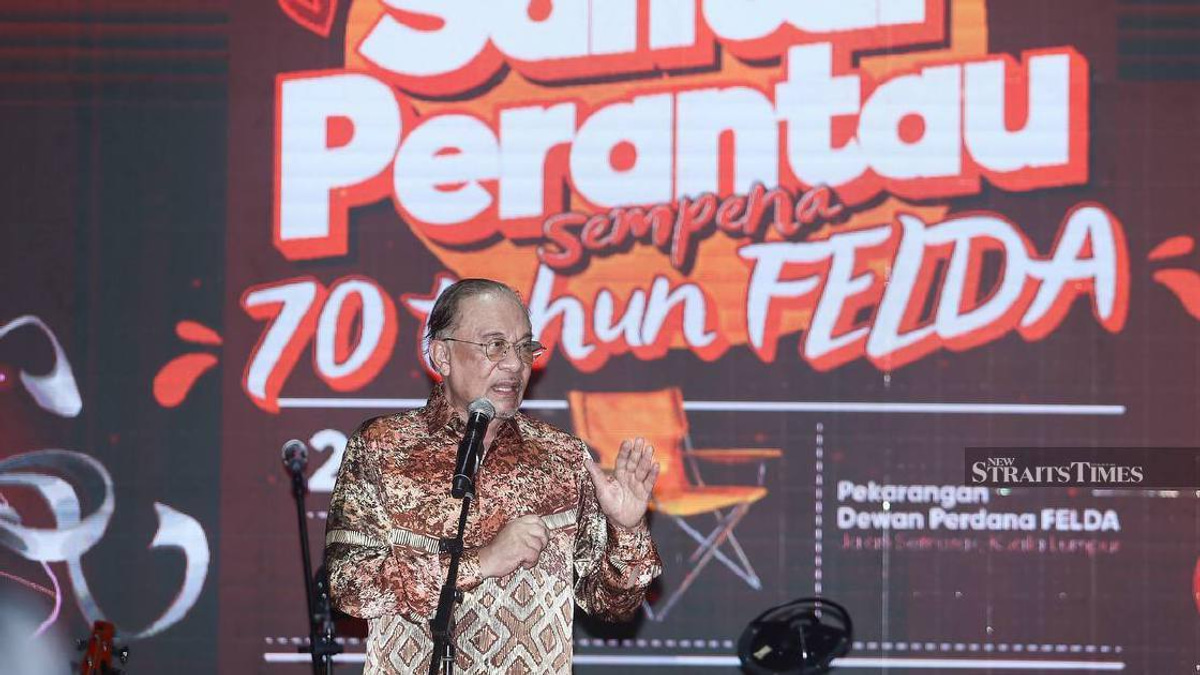 PM Anwar presses for swift rollout of Felda support programmes, seeks monthly accountability