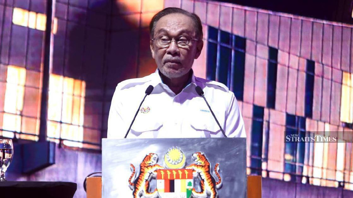 Anwar Urges More Creative Freedom for Malaysian Filmmakers While Upholding National Values