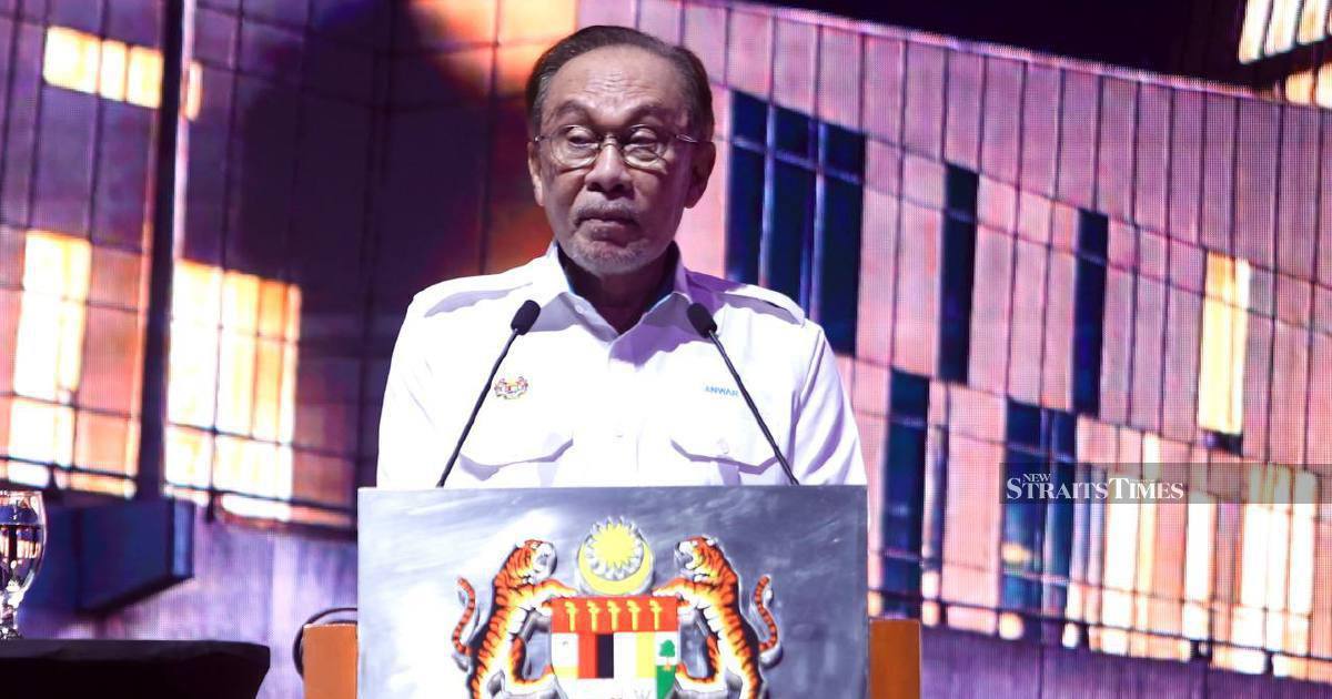 Anwar Urges More Creative Freedom for Malaysian Filmmakers While Upholding National Values