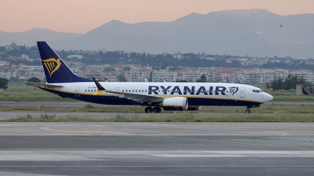 Terrifying Mid-Air Window Rupture Forces Ryanair Flight to Emergency Return in Greece