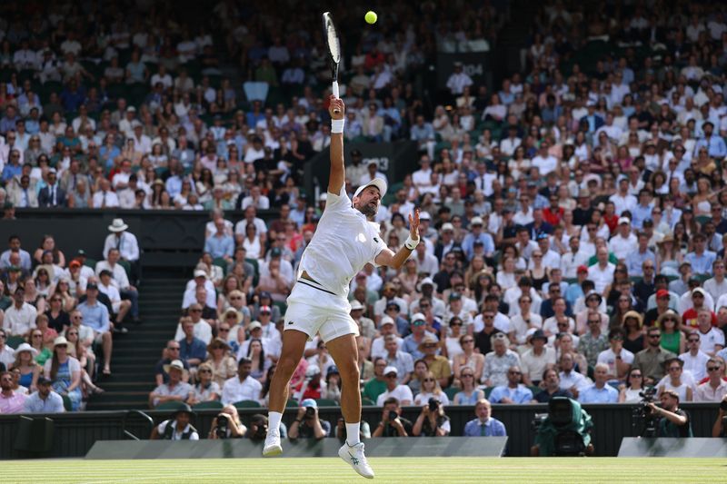 Djokovic Surpasses Federer's Wimbledon Record with Gritty Victory Over Safiullin
