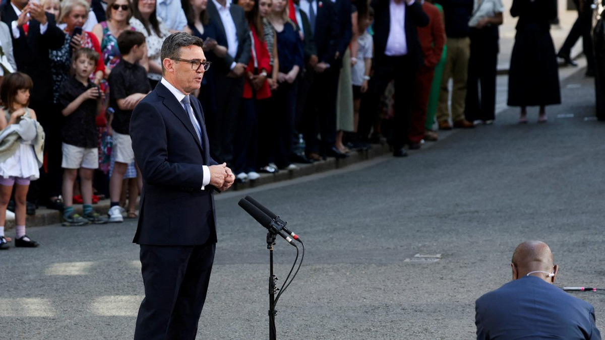 UK's New Prime Minister Burnham Asserts Control with Major Cabinet Reshuffle