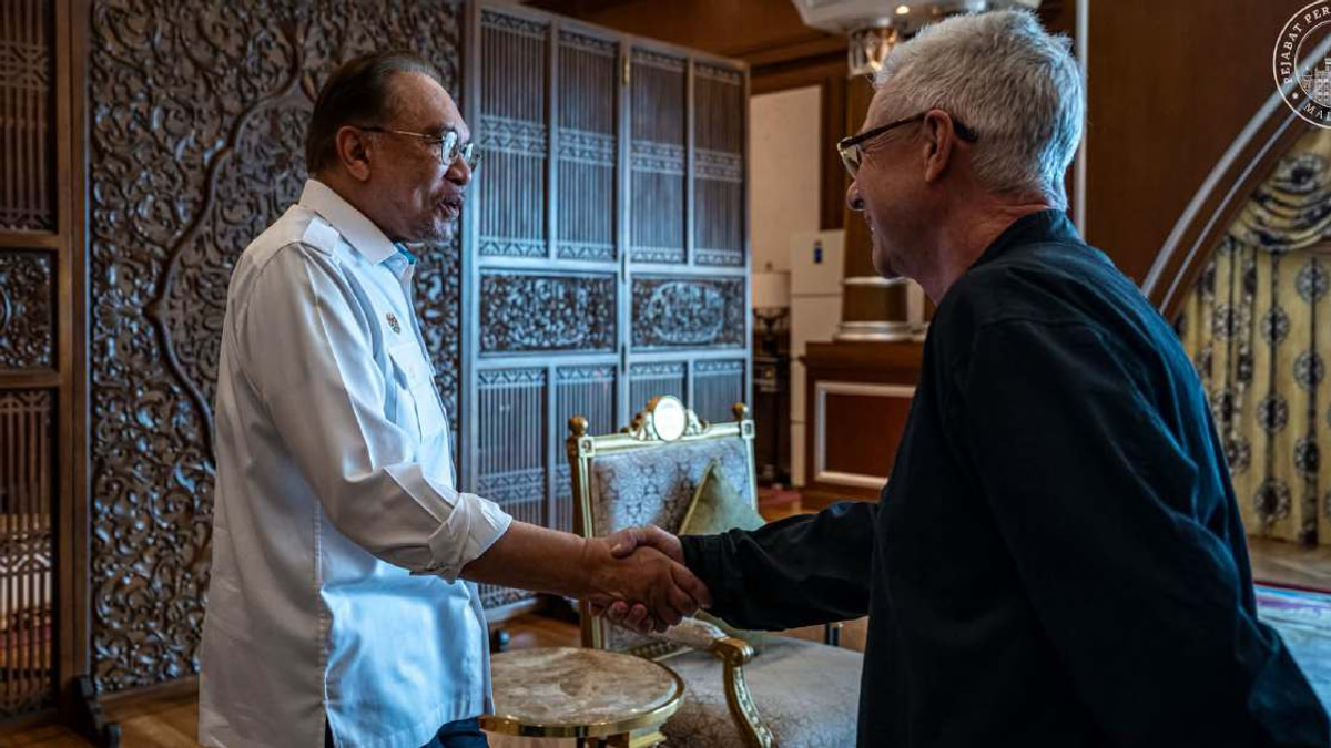 Anwar meets Singapore GP chief to learn from F1 event management ahead of Bahrain Grand Prix