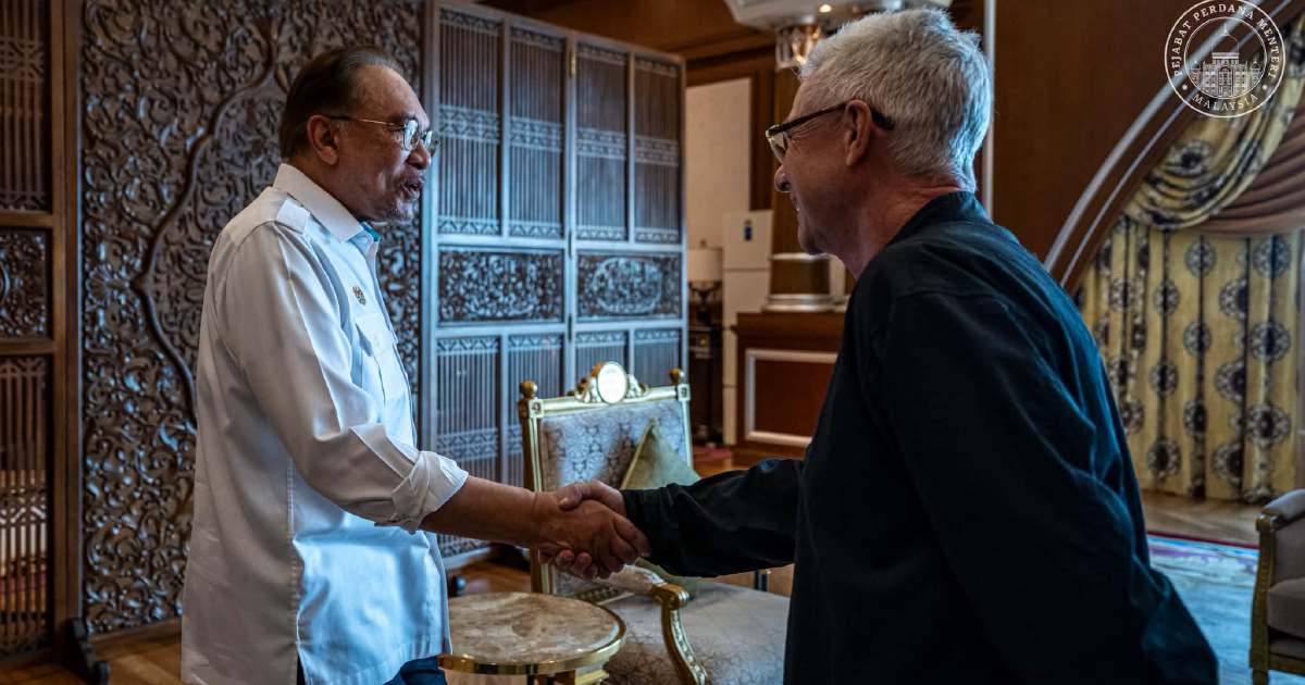 Anwar meets Singapore GP chief to learn from F1 event management ahead of Bahrain Grand Prix