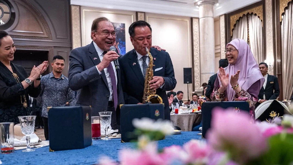 Anwar and Thai PM Anutin perform 'My Way' together at Putrajaya luncheon