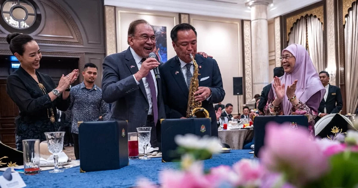 Anwar and Thai PM Anutin perform 'My Way' together at Putrajaya luncheon