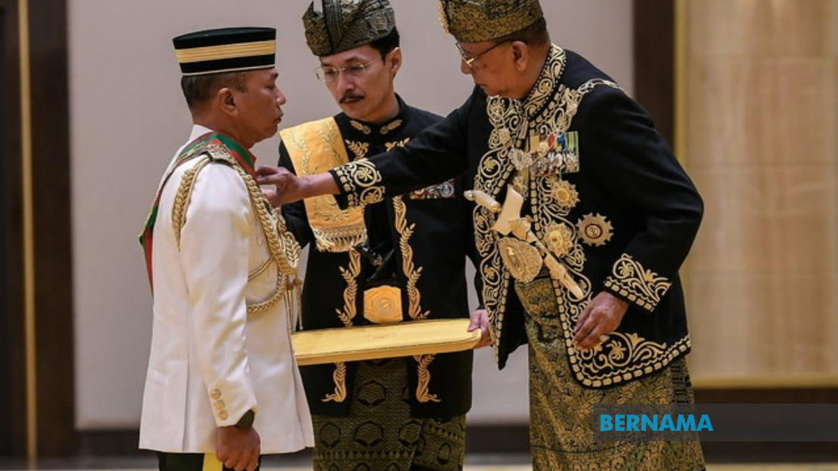 Defence Chief, Police Chief Honoured by Kedah Sultan on 84th Birthday