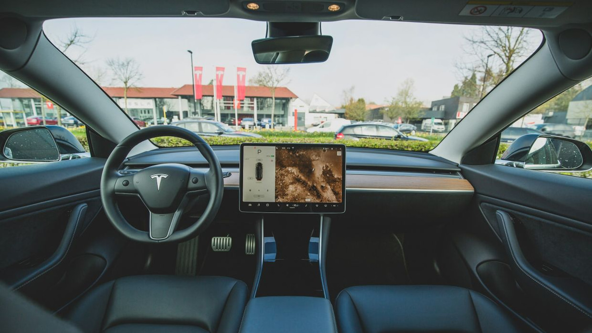Tesla Settles Deadly Arizona Crash Lawsuit as Regulators Probe Self-Driving Safety
