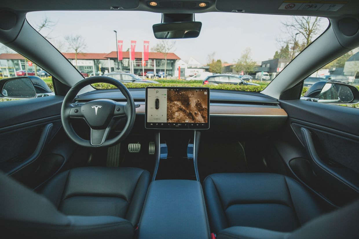 Tesla Settles Deadly Arizona Crash Lawsuit as Regulators Probe Self-Driving Safety