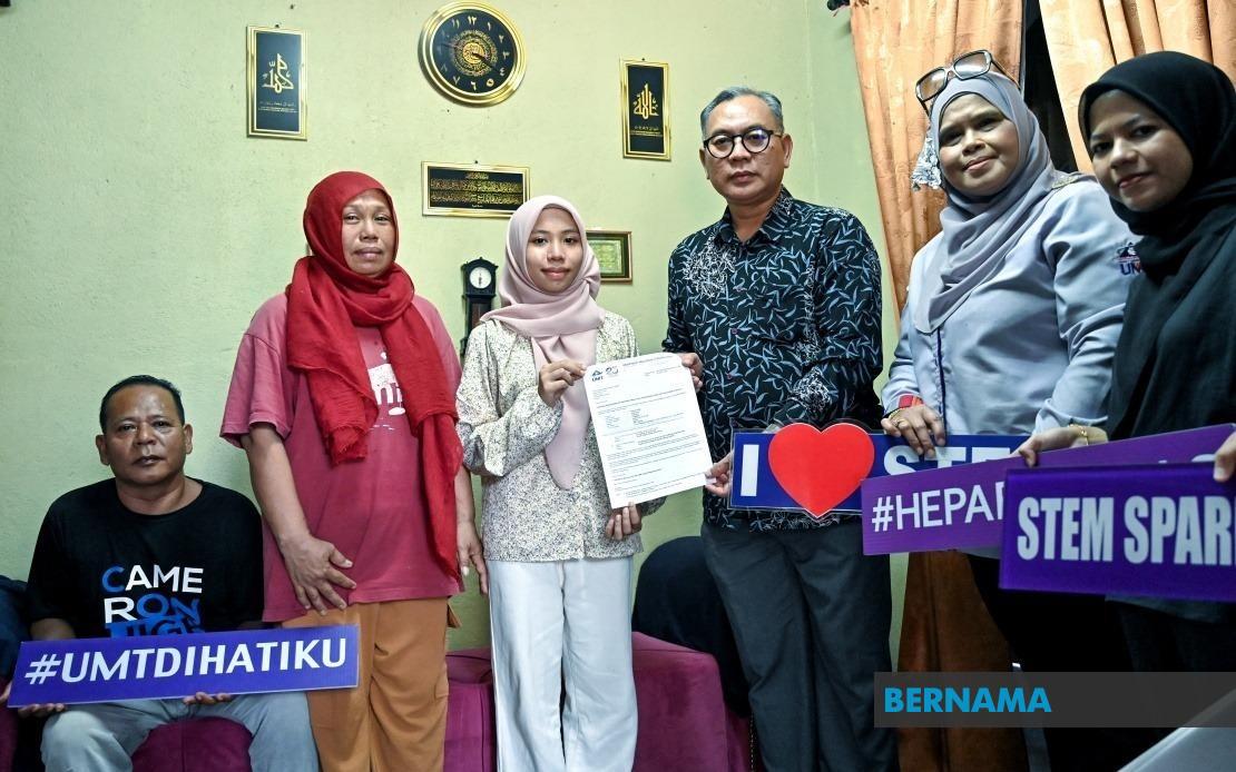 UMT Steps In To Help Terengganu Teen Afford University Education Despite Family Financial Crisis