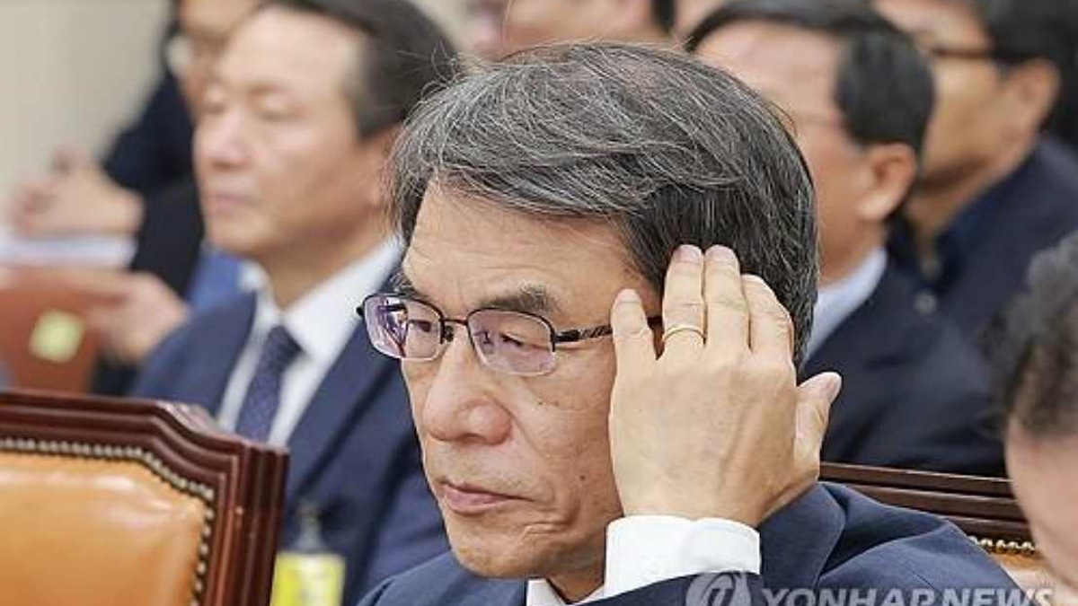 South Korean Prosecutors Raid Election Commission Over Former Chief's Alleged Embezzlement