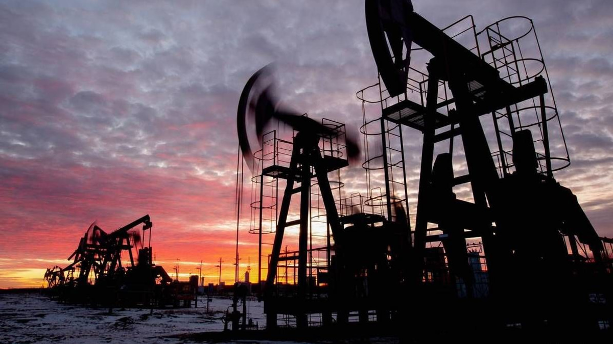 Oil Prices Slide 5% as US-Iran Fighting Pause Sparks Hope for Negotiations