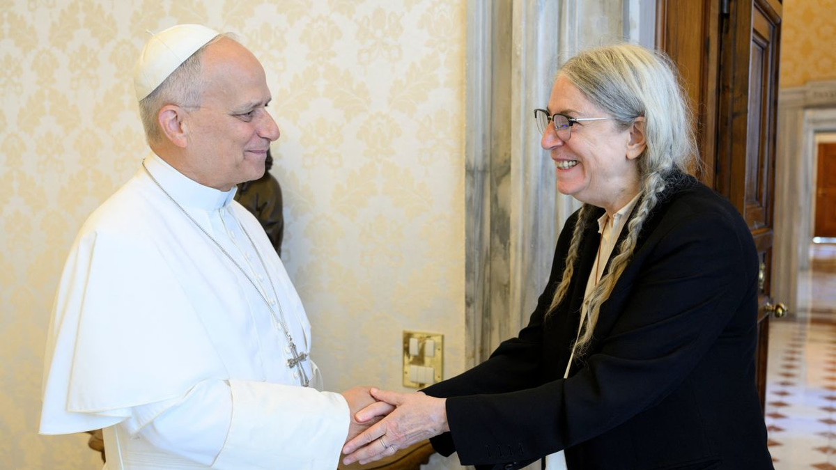 Patti Smith Visits Pope Leo XIV at Vatican, Finds Kindred Spirit in Fellow Chicago Native