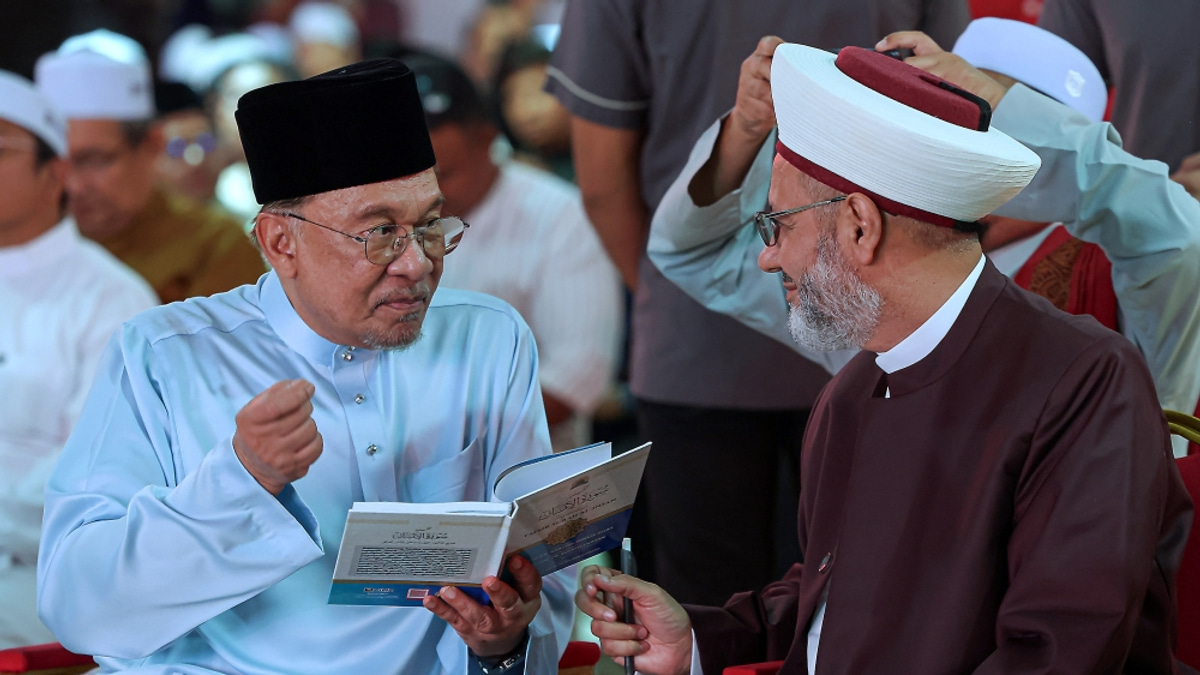 Anwar Lauds Al-Azhar's Grand Imam as Champion of Moderate Islam