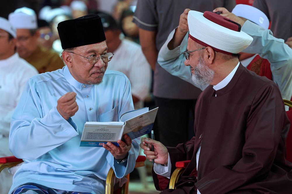 Anwar Lauds Al-Azhar's Grand Imam as Champion of Moderate Islam