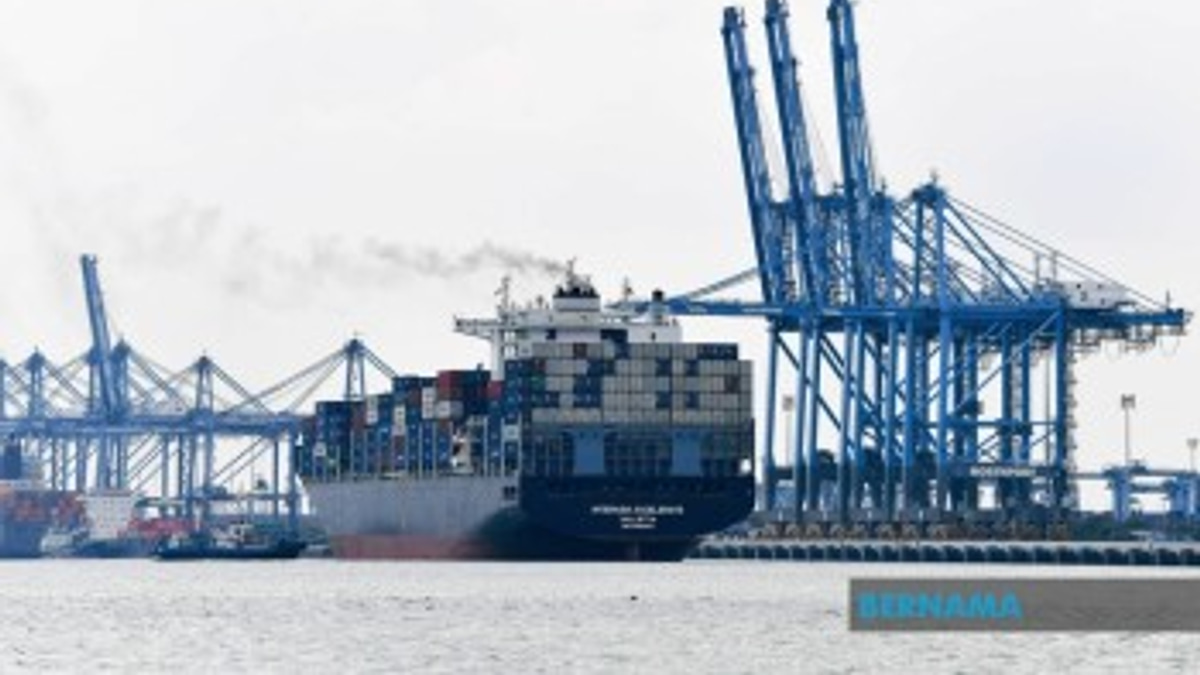 Malaysia's Export Growth Forecast Surges to 21.7% in 2026 as Tech Sector Propels Trade Expansion