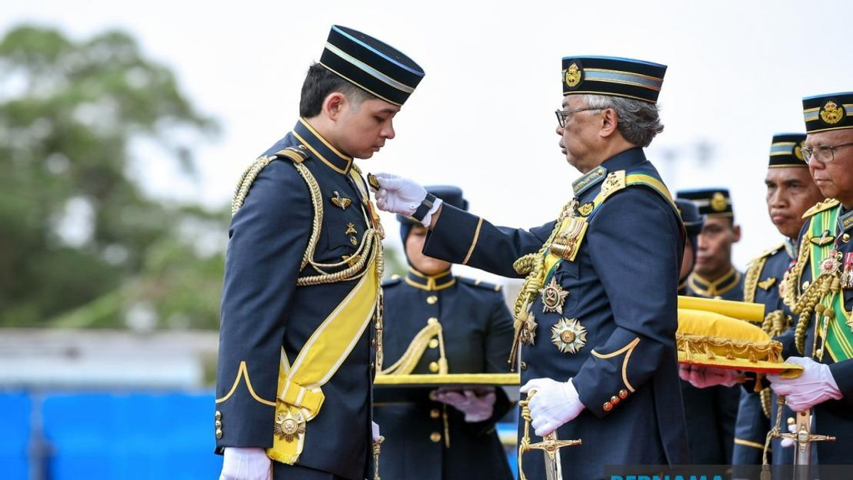 Tengku Mahkota Of Pahang Makes History As First Royal Family Member To Earn RMAF Flying Wings