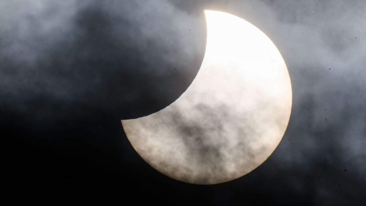 Capturing August's Twin Celestial Events: A Guide for Smartphone Photographers Across Europe and Beyond