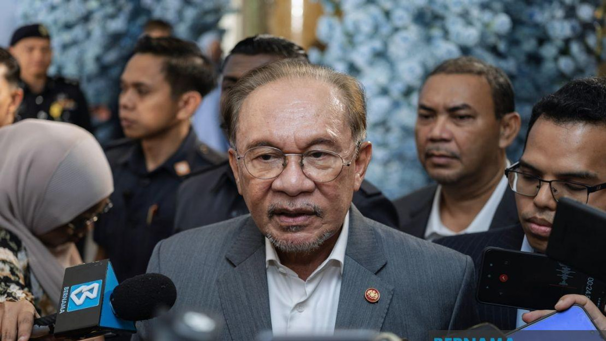 Anwar Awaits Briefing on Melaka DAP Lawmakers' Shock Exit from State Government