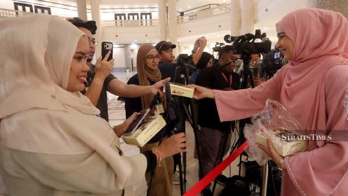 Syed Saddiq Treats Press and Supporters to Breakfast Fare Outside Federal Court