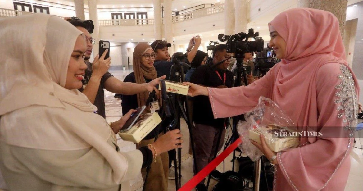 Syed Saddiq Treats Press and Supporters to Breakfast Fare Outside Federal Court