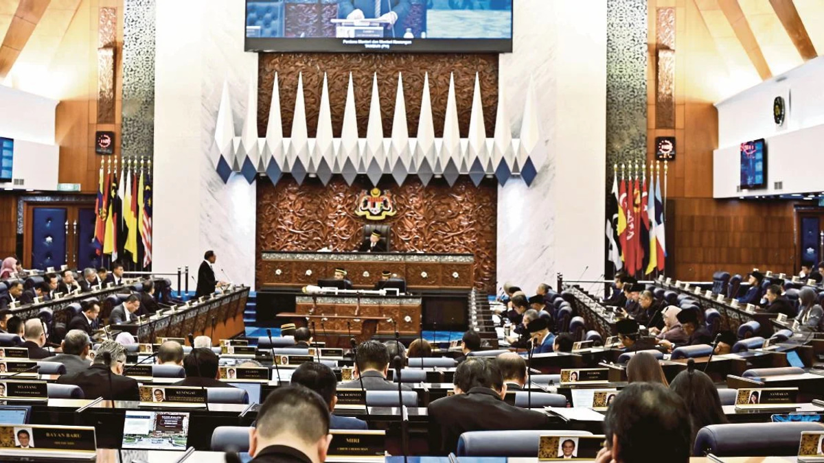 Parliament fractured by clash between PAS and government allies over opposition leadership row