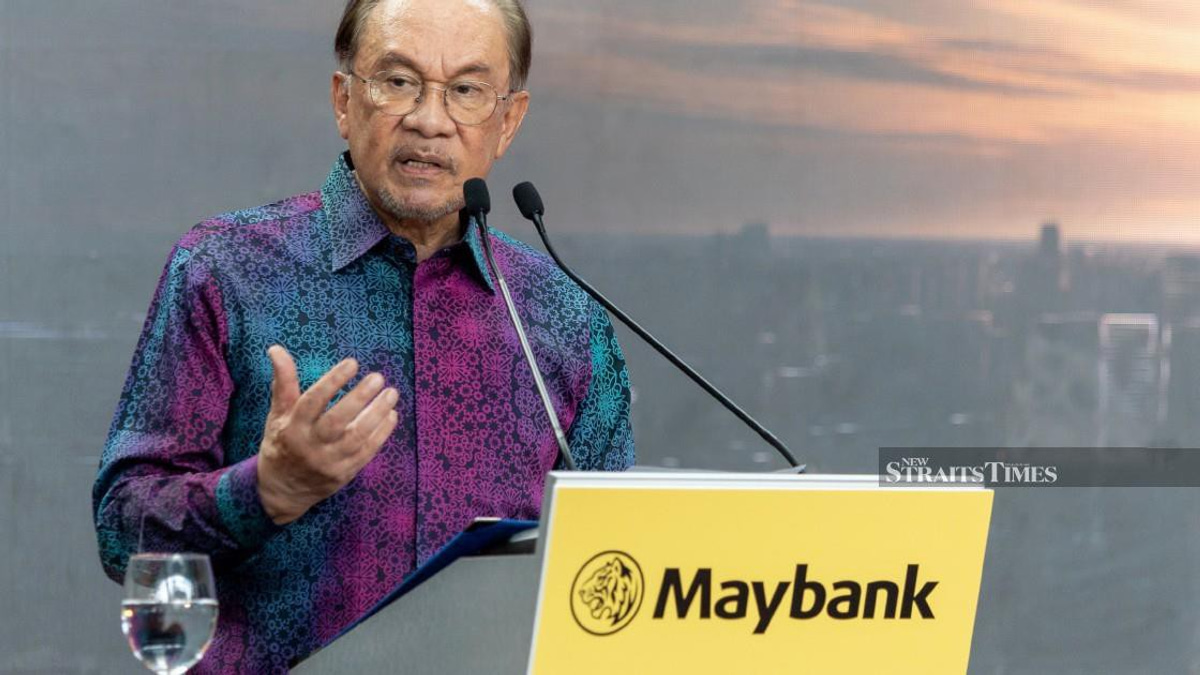 Anwar Hails Maybank's Rise as Asia's Banking Powerhouse