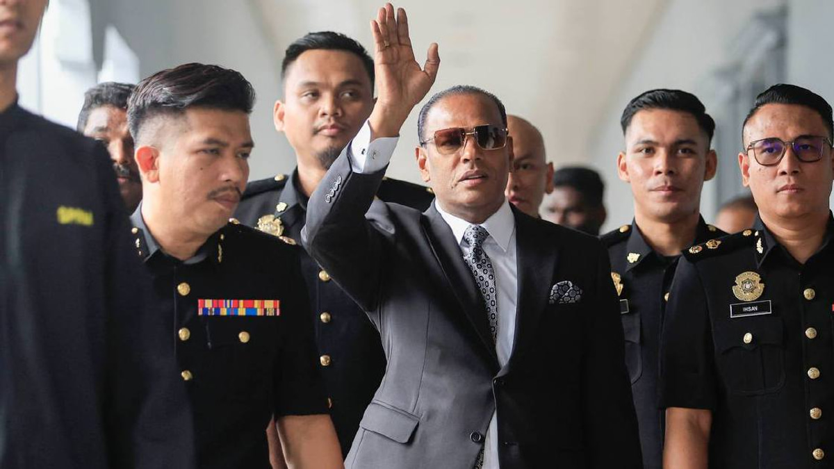 Supporters rally outside court as ex-HR minister Saravanan faces corruption charges