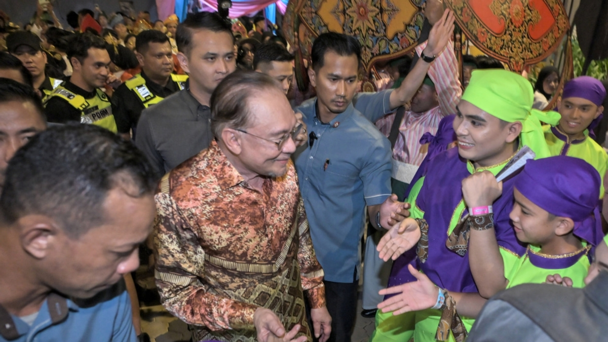 Anwar Pushes for Rapid Implementation of Felda Reforms as Settlers Voice Growing Discontent