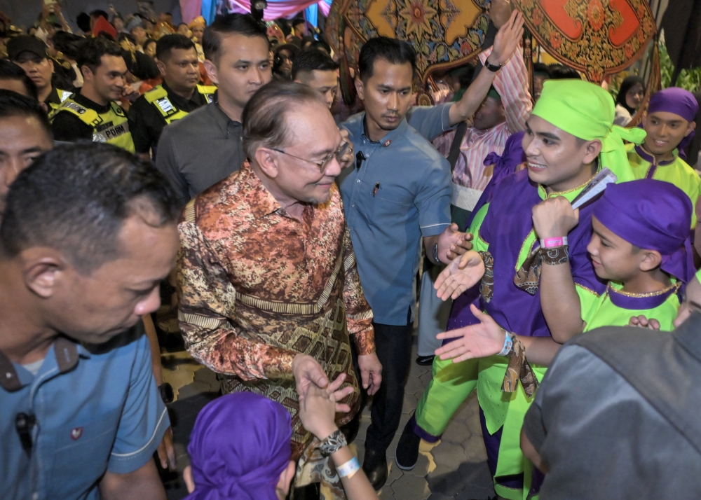 Anwar Pushes for Rapid Implementation of Felda Reforms as Settlers Voice Growing Discontent