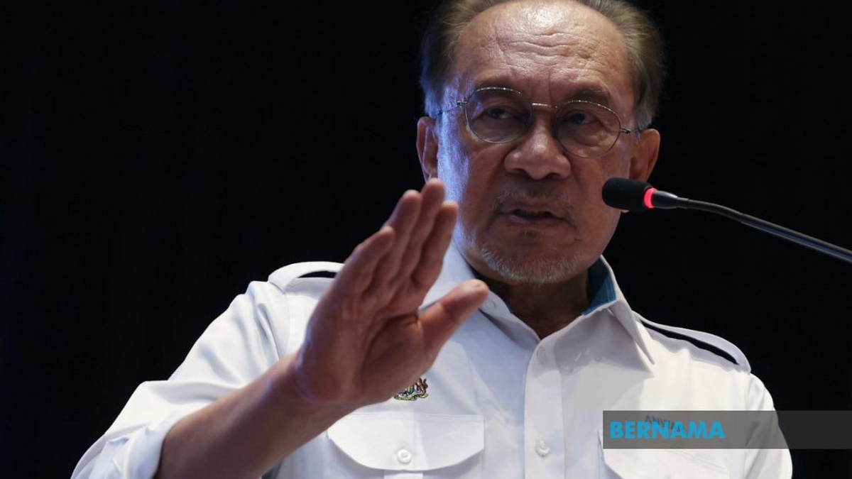Anwar Cautions Against Dragging Monarchy Into Political Disputes